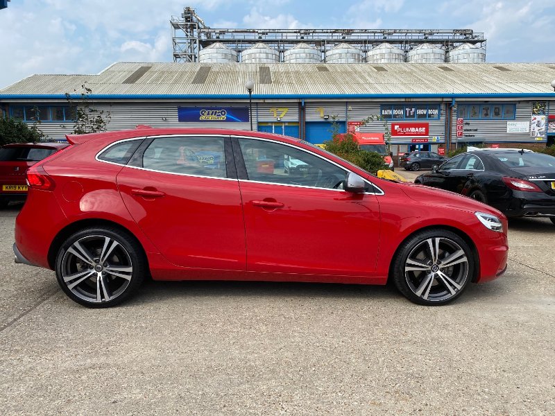 Volvo v40 2018